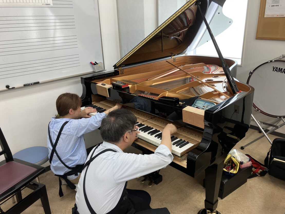 ピアノイベントで説明を聞く参加者たちの様子